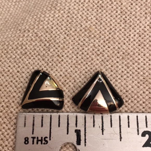 Vintage AVON Triangle Black Enamel Earrings Goldtone 1984 - Picture 11 of 13